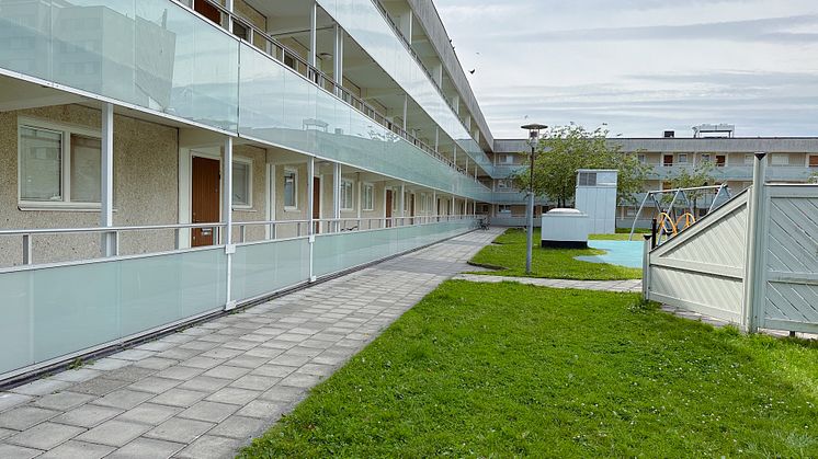 En byggnad med en gräsmatta framför.
