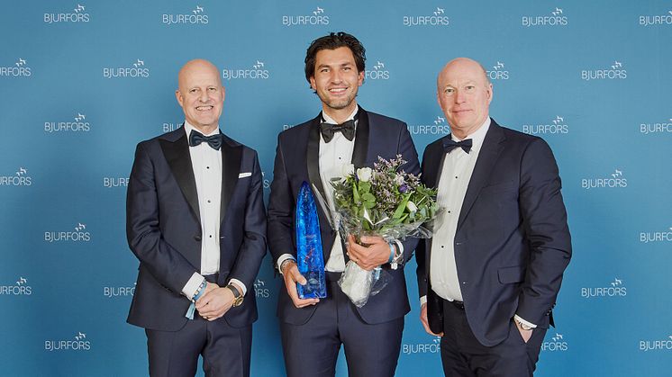 Daniel Adelsson (mitten) från Bjurfors Mölndal är Årets Bjurforsmäklare 2024. Här med Mats Ljung, ägare (t.v) och Sven-Erik Kristensen, vd (t.h.)