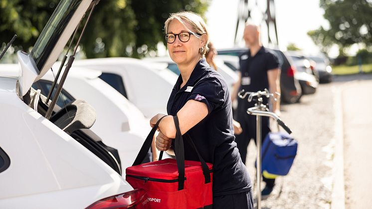 Två av Ersta sjukhus sjuksköterskor på väg till sina ASIH-patienter.