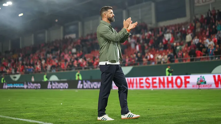 Miron Muslic klatscht in die Hände.