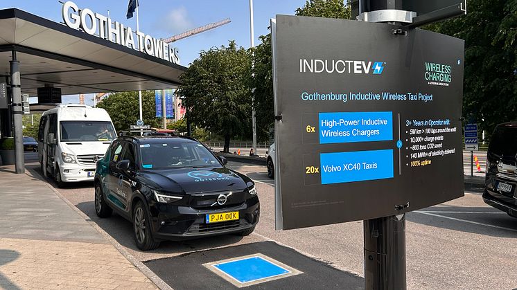 Laddstation för trådlös laddning av elbilar utanför Svenska Mässan Gothia Towers i Göteborg
