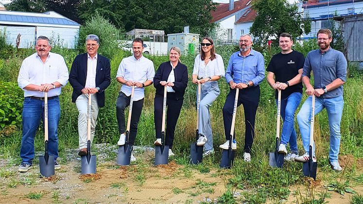 Diverse Personen beim Spatenstich zur neuen VENSOL-Unternehmenszentrale