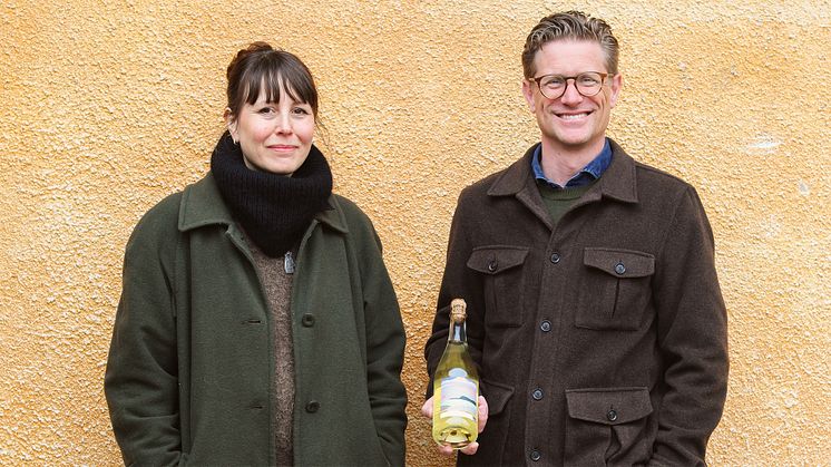 Sara Klein, konstnären bakom årets etikett av Konst Cider tillsammans med Carl Levinsson, femte generationens ägare på Kiviks Musteri.
