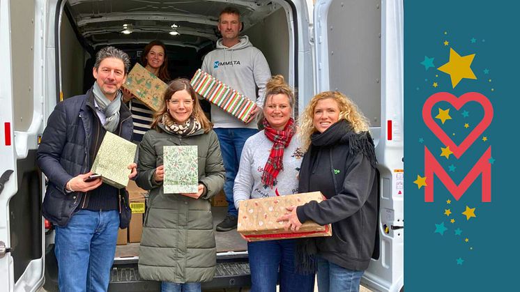 In zwei Transportern unterwegs haben unsere Weihnachtshelfer*innen die Geschenke zu den Kindern gebracht 