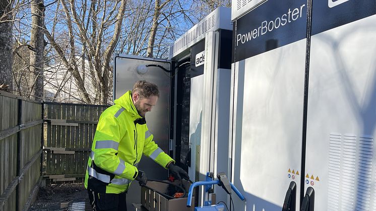 Nach erfolgreichem Pilotprojekt: Elicom setzt weiter auf Batteriespeicherlösung PowerBooster von ADS-TEC Energy