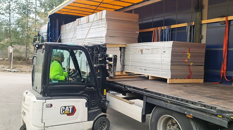 Gamla solcellspaneler lastas på en lastbil för transport till återvinning