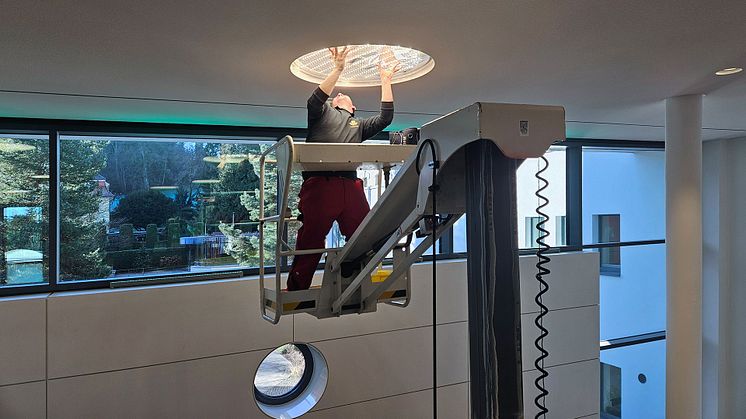 Efficient LED retrofit at Meckatzer Löwenbräu in Heimenkirch: A technician upgrades a PL luminaire to energy-saving LED techn