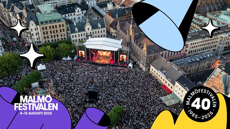 En flygbild över ett torg med en stor scen och en stor publikskara framför scenen. Bilden har grafik och olika logotyper.