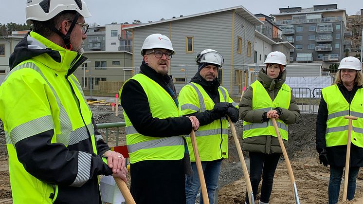Spadtag för Stensjöparken 2 i Mölndal. Från vänster: Mic Möller på Götenehus, Tomas Angervik - ordförande i Byggnadsnämnden Mölndal, Nicko Kakazoukis från Mark- och Energibyggarna, Sascha Klasan-Nilsson köpare och Riksbyggens vd Johanna Frelin.