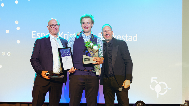 Espen Kristoffer Rakkestad ble Årets Lærling i VestlandsHus i 2024. Her sammen med Trond Erik Skarshaug, konsernsjef i VH-gruppen, og konferansier Harald Rønneberg.