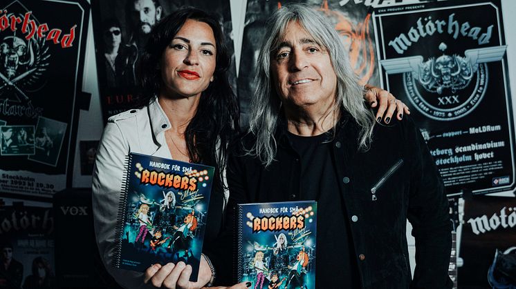 Hanna Ingvarsson och Mikkey Dee med "Handbok för små rockers" i händerna.