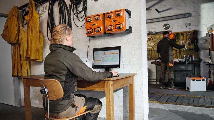 STIHL kommer med sit bud på fire opladningsløsninger, der gør det nemmere at holde batterierne fuldt opladet, organiseret og klar til arbejdsdagen.