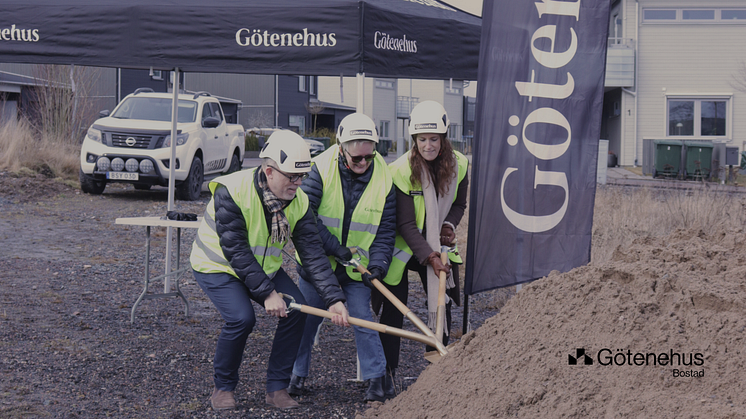 Sven Rydell (Näringslivschef Jönköping kommun), köpare av bostadsrätt i Brf Almas Trädgård och Elisabeth Karlsson (Projektutvecklare Götenehus Bostad) som tillsammans tar första spadtaget på Almas Trädgård.