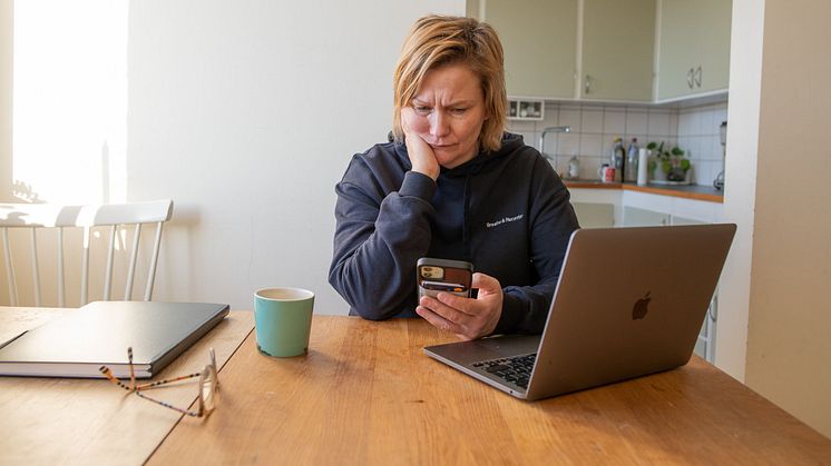 Hälften av svenskarna använder samma lösenord till flera konton, visar Internetstiftelsens nya undersökning.