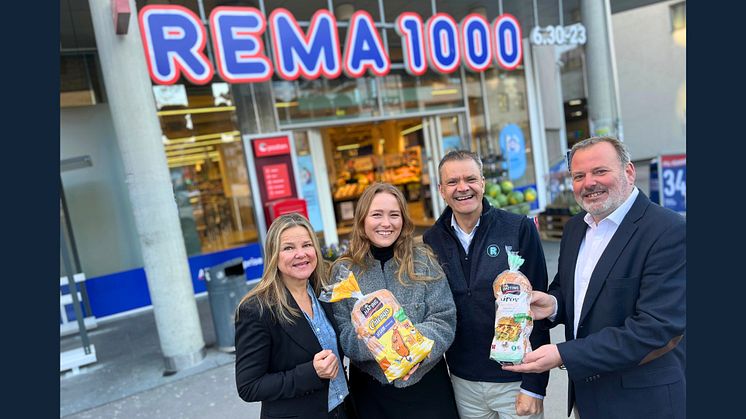 Markeds-, innovasjons- og bærekraftsdirektør i Lantmännen Unibake, Aina Hagen og leder for samfunnsansvar og bærekraft i REMA 1000, Emilie Våge, sammen med administrerende direktører Christian Hoel og Thomas Bjarkholm i REMA og Lantmännen Unibake.
