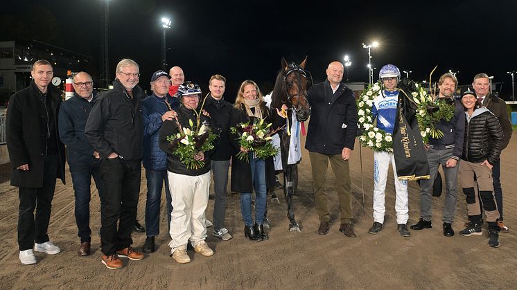 Kretsen kring Bullet the Bluesky efter segern i Svenskt Travkriterium 2024. Foto: TR Bild