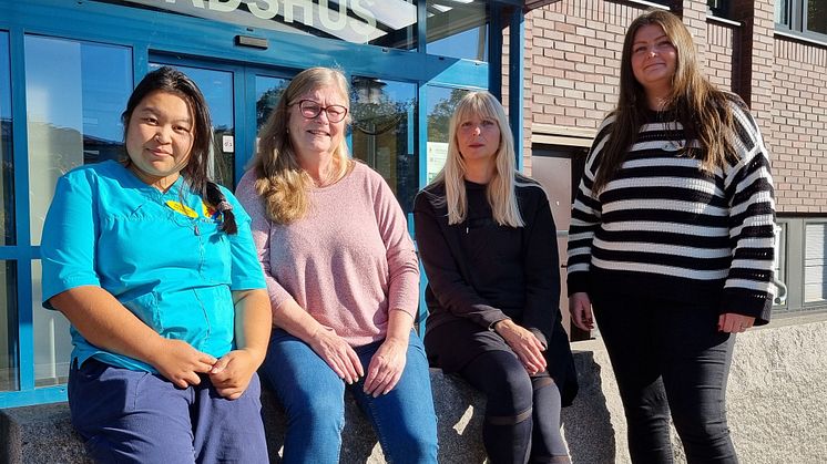 Ariya Senajak sjuksköterska, Elisabeth Persson enhetschef, Melissa Wester enhetschef och Malin Svensson undersköterska, är en del av teamet som jobbar med rutiner och riktlinjer för Senior alert inom äldreomsorgen.