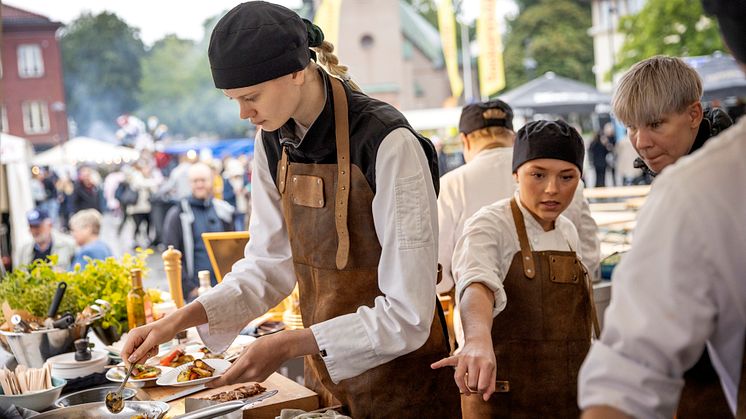 Kockelever lagar mat på scenen under Matfestivalen i Skövde