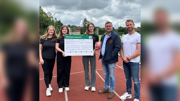 Der Fachrat Sport der Universität Vechta übergibt 1533 Euro an den Verein "Hilfe für krebskranke Kinder Vechta".