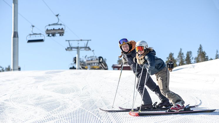 Nöjda skidåkare i det nyöppnade skidområdet med 3 nya nedfarter och en ny 6-stols expresslift. Foto: Järvsöbacken
