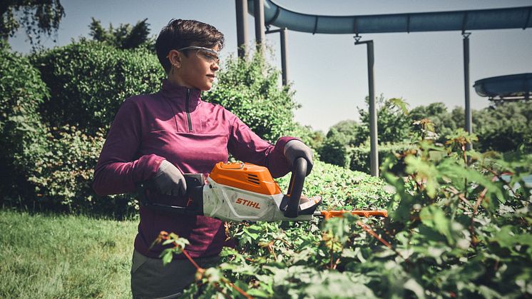 STIHL lanserar nya batteridrivna häcksaxarna HSA 140 och HSA 150, så kraftfulla att de kan mäta sig med bensindrivna modeller.