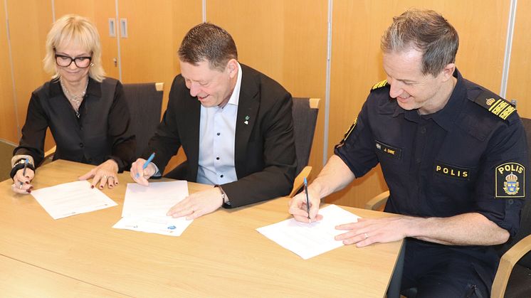 Avtal ska effektivisera kommunens och polisens brottsförebyggande och trygghetsskapande arbete. Från vänster: kommundirektören Pia Alhäll, kommunstyrelsens ordförande Per Vorberg (M) och tillförordnad lokalpolisområdeschef Johan Dir