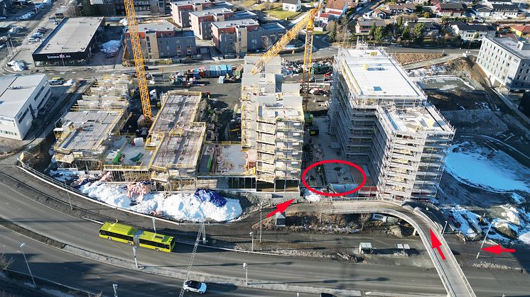 NB! Inngang til arrangementet fra østsiden av prosjektet - Nissekollen ligger rett over veien, og det er bussholdeplass under gangbroen til høyre i bildet. 