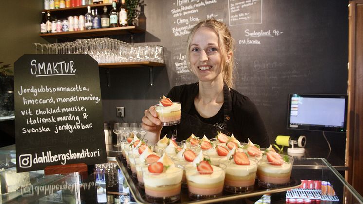 Beatrice Dahlberg på Dahlbergs konditori i Vindeln bjöd på efterrätt i form av en jordgubbspannacotta med limecord, mandelmaräng, vit chokladmousse, italiensk maräng och svenska jordgubbar.