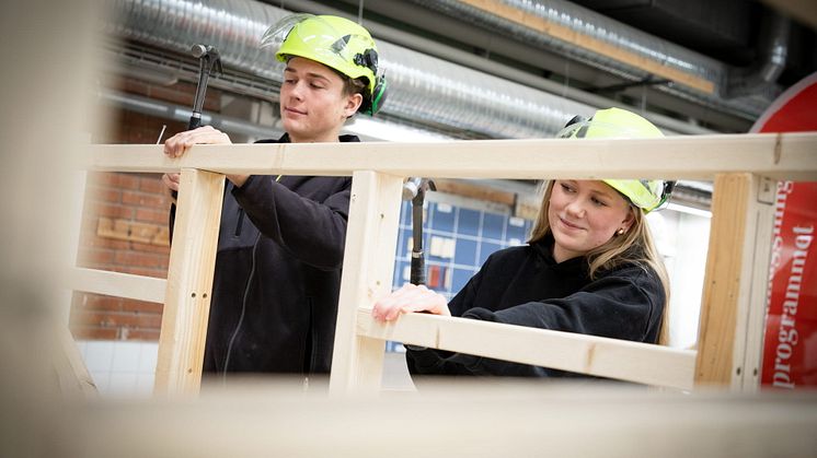 Under kolloveckan bygger barnen lådbilar tillsammans och avslutar veckan med ett lådbilsrace.
