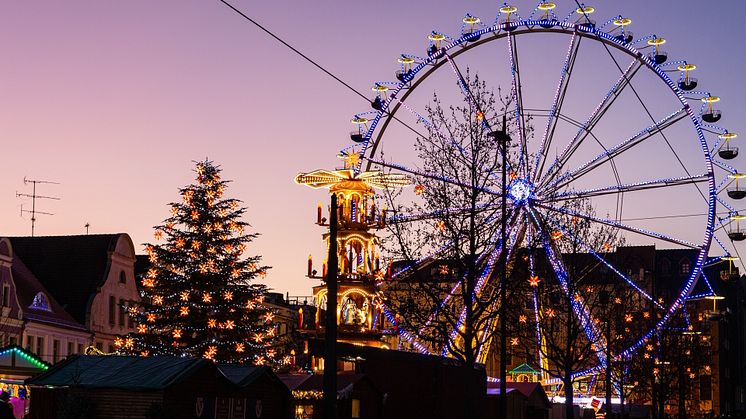 Riesenrad auf dem Cottbuser Weihnachtsmarkt (C) Steffen Lehmann, TMB Fotoarchiv