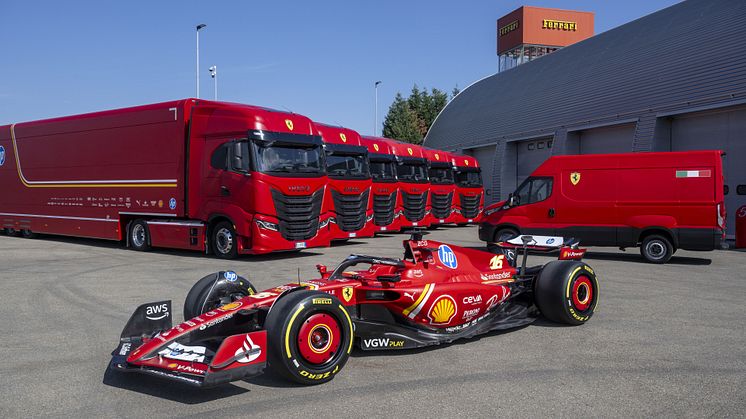 Scuderia Ferrari HP har nå mottatt en italiensk kraftpakke med 16 nye kjøretøy fra IVECO: femten S-Way lastebiler og én Daily varebil.