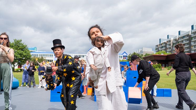 Repetitionerna pågår för fullt inför sommarföreställningen av Astrid Lindgrens ”I Skymningslandet”. Främst i bild syns skådespelarna André Gatu och Nathalie Ifter Salomonsson. Spelas 14-15 juni. Foto: Mikael Holgersson.