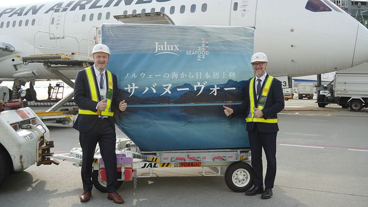 Haneda flyplass i Tokyo: Sjømatutsending til Japan, Johan Kvalheim og Fredrik Steen, Ministerråd ved den norske Ambassaden i Tokyo gir tommelen opp for årets første makrell, "Saba Nouveau" fra Norge som endelig har ankommet Japan.