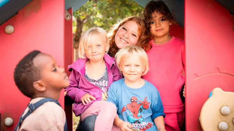 Lek och gemenskap – den 23 maj bjuds barnfamiljer in till en festlig eftermiddag på Backavallen fylld med rörelse, skratt och roliga aktiviteter för stora och små.