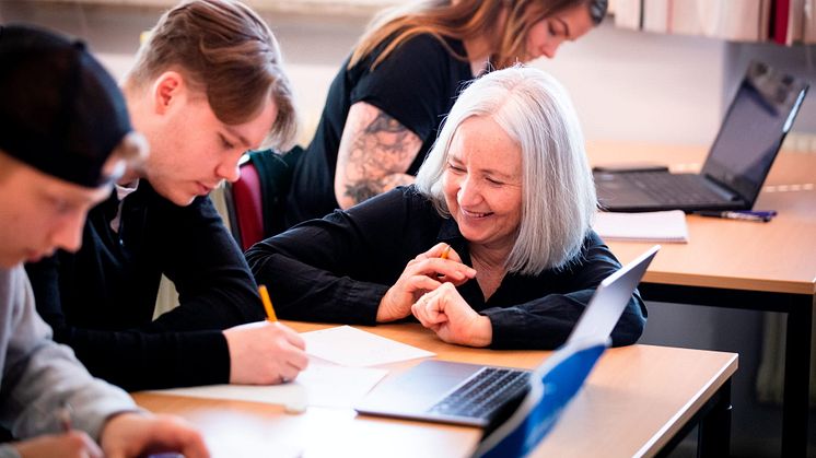 Komvuxlärare Angela Björkström guidar eleverna genom sommarens intensivkurs i matematik.