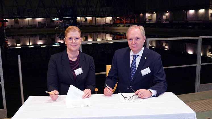 Idag tecknade Malin Frenning, vd på RISE, och landshövding Sten Tolgfors en avsiktsförklaring för stärkt samarbete. De träffades på Maritime Center i Göteborg, här vid vågbassängen. Foto: Erik Sjöberg, RISE