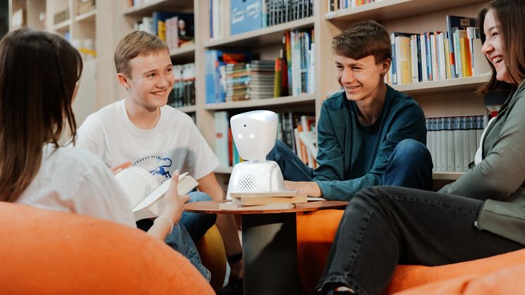 Eleven kunde delta i lektioner, grupparbeten och till och med följa med på studieresa – roboten fick plats i ryggsäcken, säger Judith Rotevatn.