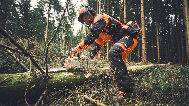 STIHL presenterer ny kolleksjon med verneklær og motorsagstøvler.