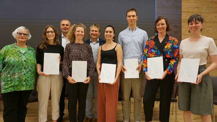 (v.l.) Prof. Dr. Th. Wintergerst (Jury), Alena Wartha, Prof. Dr. M. Schneider (Jury), Dr. Verena Schröder, Akademiepräsident Prof. Dr. M. Miosga, Elisabeth Maier, Philip Swoboda, Dr. Maria Rammelmeier, Christina Klausmann