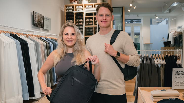 Lotte og Kasper Brandi, der er gift og medstiftere af LABFRESH. Her med deres nye rygsæk