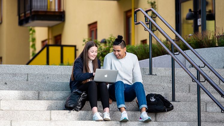 Jevn søvnlengde kan ha positiv innvirkning på studieprestasjonene. Illustrasjonsfoto SiO fotograf: Svein Finneide