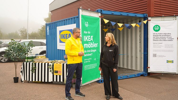 Johan Thylén, varuhuschef på IKEA Karlstad tillsammans med Malin Pettersson, affärsområdeschef återvinning på Karlstads Energi framför IKEA-containern på Våxnäs återvinningscentral.
