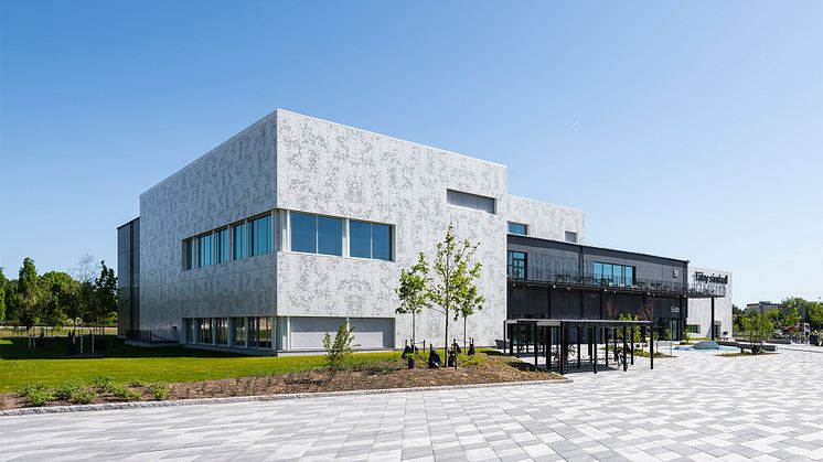 Ny simhall lyser upp Täby Park med fasadkassetter från Ruukki