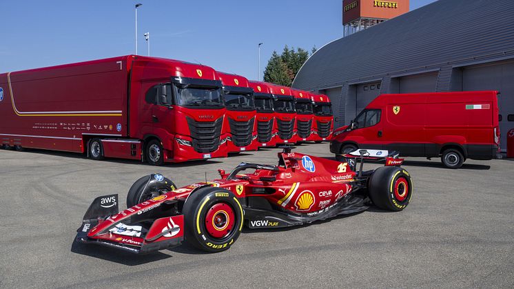 Scuderia Ferrari HP har nu tagit emot ett italienskt kraftpaket med 16 nya fordon från IVECO: femton S-Way-lastbilar och en Daily transportbil.