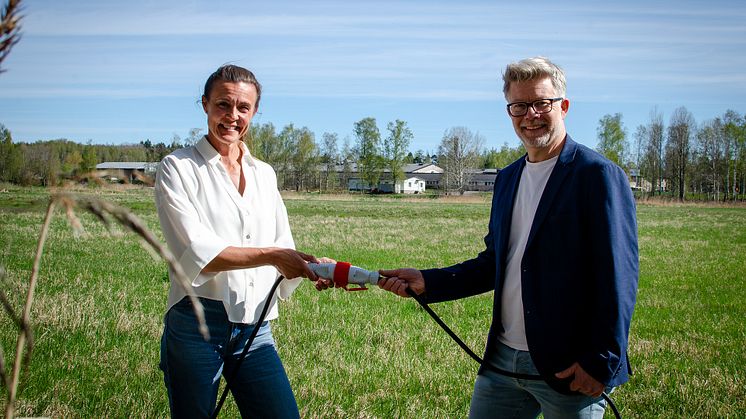 Frida Johansson, VD för Nordic Solar och Johan Modin, VD för Hammarö Energi samarbetar och bygger Hammarös första solpark.