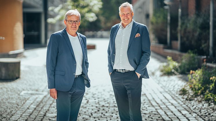 Jon Håvard Solum, banksjef i Grong Sparebank, er utnevnt til ny styreleder for sparebankenes kredittselskap, Kredittbanken ASA. Her sammen med administrerende direktør Ronny Smolan i Kredittbanken.