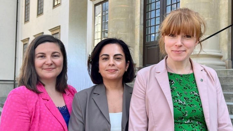 Från höger: Christine Lorne (C), primärvårdsregionråd, Talla Alkurdi (S), hälso- och sjukvårdsregionråd och Sandra Ivanovic Rubin (Mp), sjukvårdspolitisk talesperson
