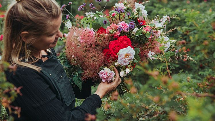 Heidi Mikkonen, florist, visar blomsterbinderi med rosor från rosariet på Fredriksdal i Helsingborg.