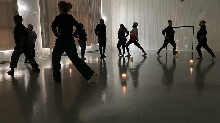 Under arbetet med teaterföreställningen samlades en grupp kvinnor på Frälsningsarméns Kvinnocenter i Akalla varje vecka.