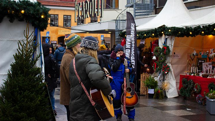 För andra året i rad bjuder Caroli in till en glögg- och grandoftande julvärld. Foto: Eminent reklambyrå
